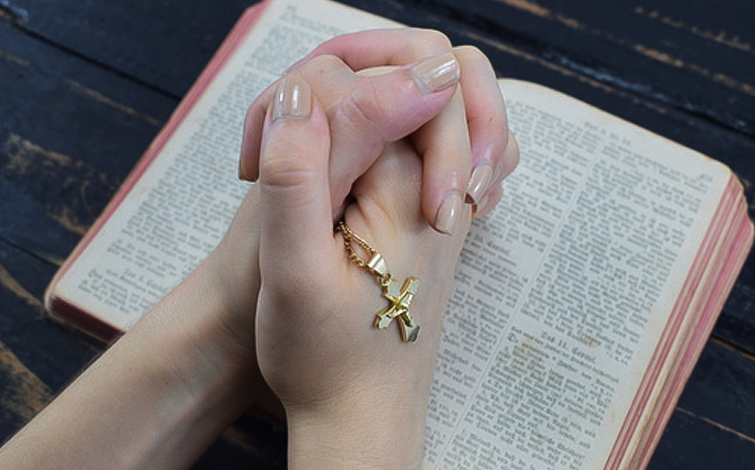 Modlitwa z r&oacute;żańcem